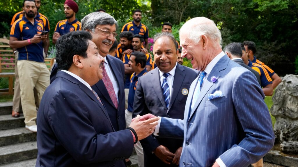 Rajeev Shukla : బ్రిటన్ రాజుకు పుస్తకం కానుకగా ఇచ్చిన బీసీసీఐ ఉపాధ్యక్షుడు