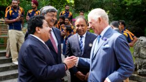 బ్రిటన్ రాజుకు పుస్తకం కానుకగా ఇచ్చిన బీసీసీఐ ఉపాధ్యక్షుడు