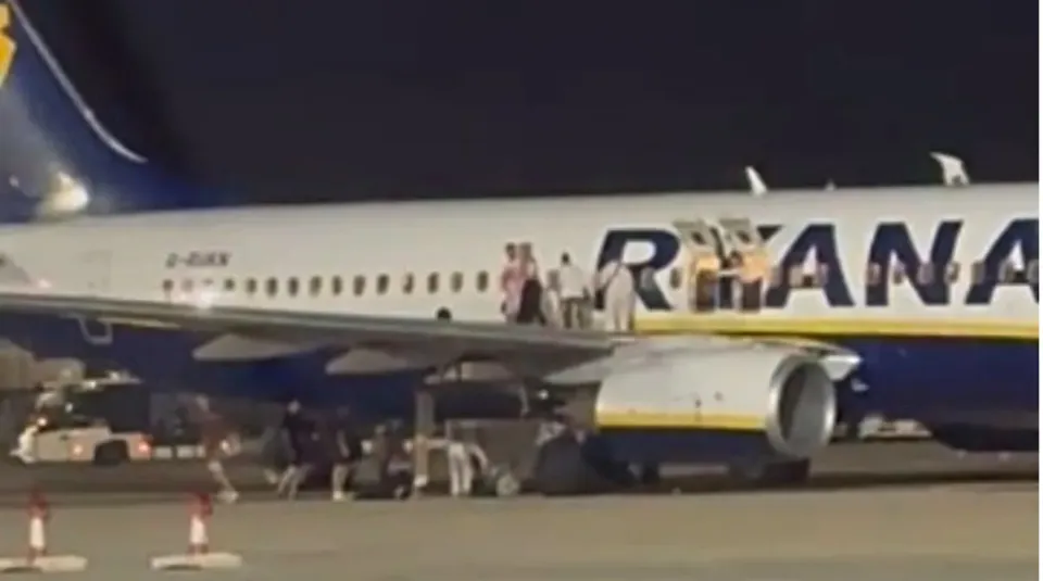Ryanair flight : స్పెయిన్‌లో విమానం రెక్కపై నుంచి దూకేసిన ప్రయాణికులు