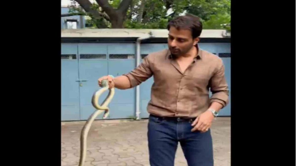 Sonu Sood : పామును పట్టుకున్న సోనూసూద్