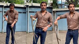 పామును పట్టుకున్న సోనూసూద్