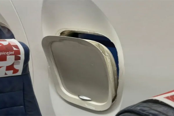 SpiceJet : గాల్లో విమానం.. ఊడిన కిటికీ ఫ్రేమ్