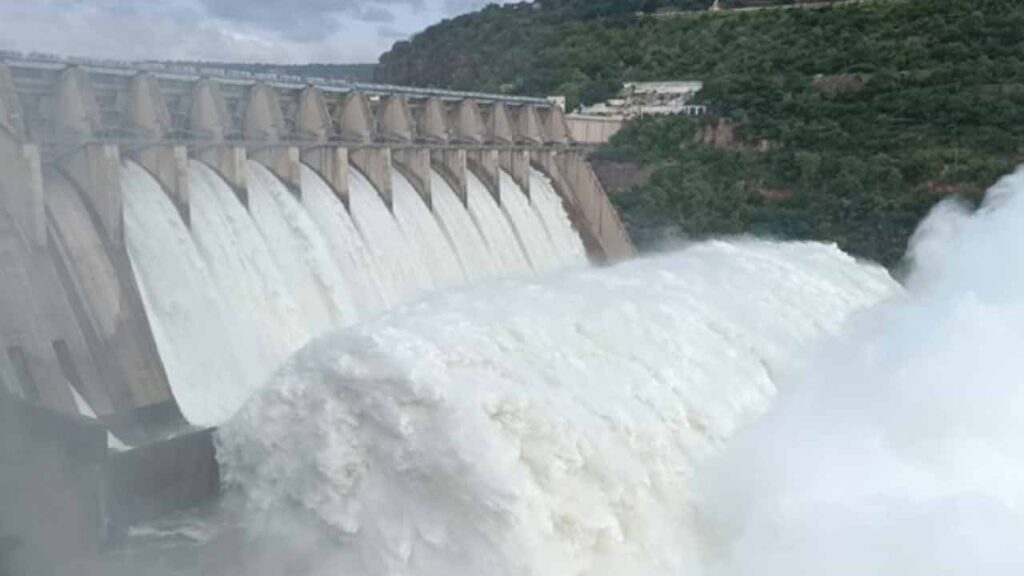 Srisailam reservoir : శ్రీశైలం ప్రాజెక్టుకు భారీగా వరద నీరు