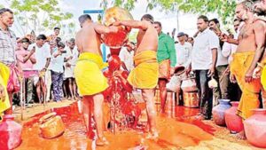 పూజారికి కారం నీళ్ల‌తో అభిషేకం