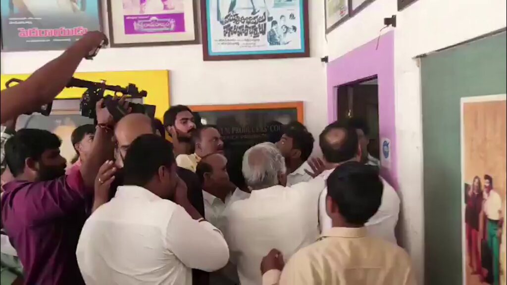 Telugu Film Chamber : తెలుగు ఫిలిం ఛాంబర్ వద్ద ఉద్రిక్తత