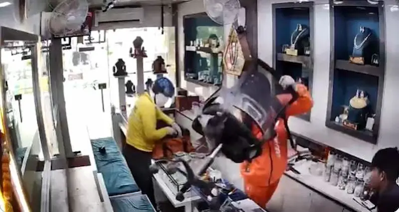 Ghaziabad Robbery: పట్టపగలే నగల దుకాణంలో దోపిడీ