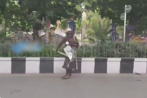 Tirupati : తిరుపతి కపిలతీర్థం రోడ్డులో ఓ వ్యక్తి వీరంగం : ఒకరు మృతి