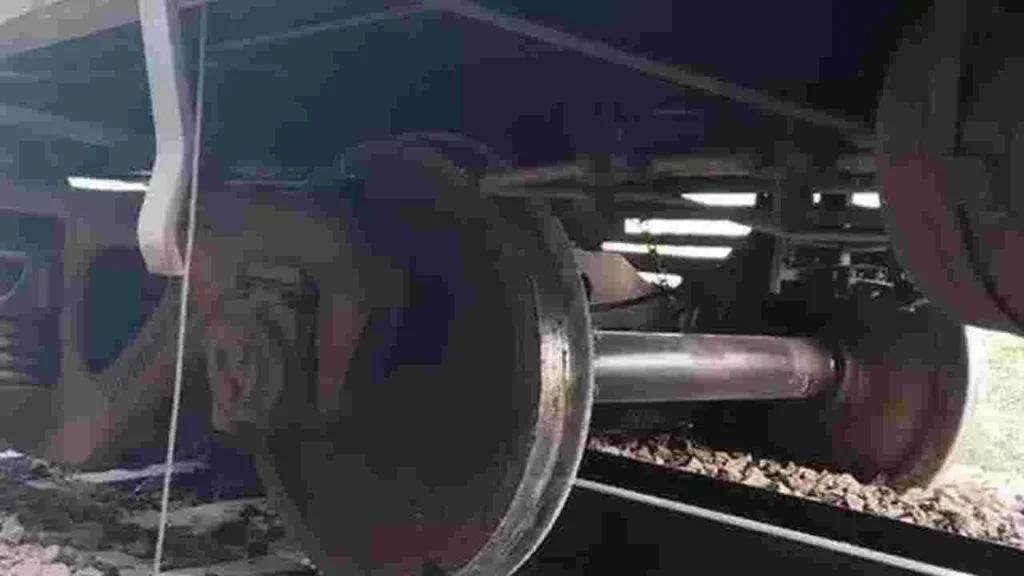 Train : మహబూబ్‌నగర్ వద్ద పట్టాలు తప్పిన గూడ్స్ రైలు