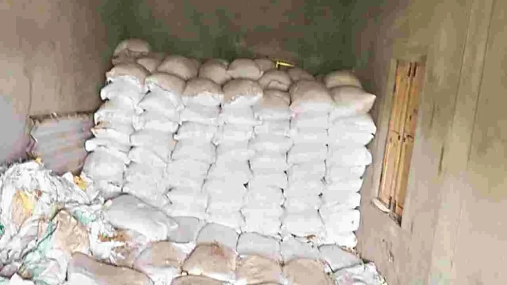 Urea : బ్లాక్ మార్కెట్‌ యూరియాపై కఠిన చర్యలు తప్పవు : ఎస్‌ఐ మానస