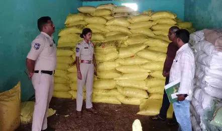 Urea : బ్లాక్ మార్కెట్‌ యూరియాపై కఠిన చర్యలు తప్పవు : ఎస్‌ఐ మానస