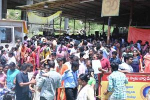 ఇంద్రకీలాద్రికి పోటెత్తిన భక్త జనం