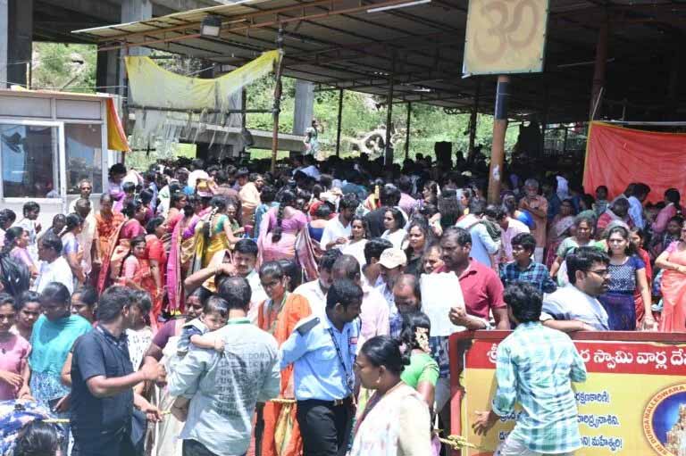 Ashada Masam : ఇంద్రకీలాద్రికి పోటెత్తిన భక్త జనం