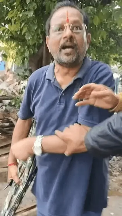 Hyderabad: రోడ్డు ఆక్రమణను అడ్డుకున్న అధికారులను కత్తితో బెదిరించిన వ్యక్తి