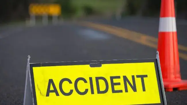 Accident: పల్నాడు జిల్లాలో రోడ్డు ప్రమాదం..లారీని ఢీ కొట్టిన కాశీ యాత్రికుల బస్సు
