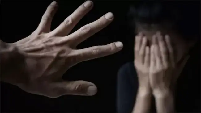 Crime: మైనర్ బాలికపై సోదరుల అత్యాచారం..ఆపై హత్యకు యత్నం