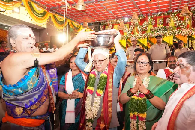 Governor: బోనం ఎత్తుకొని వచ్చి అమ్మవారికి సమర్పించిన గవర్నర్ దంపతులు