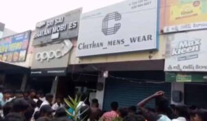 రూ.2కే షర్ట్ అన్నాడు… ఎగబడే సరికి ఓన‌ర్ పరారయ్యాడు !!