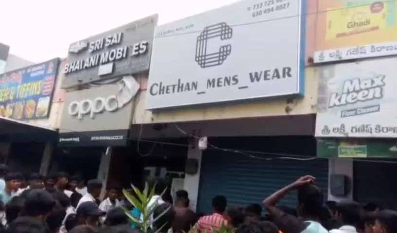 Narsapur : రూ.2కే షర్ట్ అన్నాడు… ఎగబడే సరికి ఓన‌ర్ పరారయ్యాడు !!