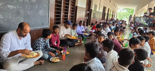 Medak: ప్రభుత్వ పాఠశాలలో మధ్యాహ్న భోజనం చేసిన జిల్లా కలెక్టర్
