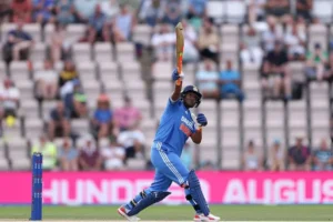 వావ్..ఒంటిచేత్తో సిక్సు బాదిన దీప్తి శర్మ