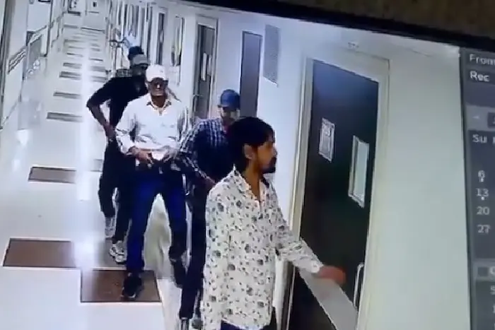 Crime: ఐసీయూలోకి వెళ్లి రోగిపై కాల్పులు జరిపిన దుండగులు