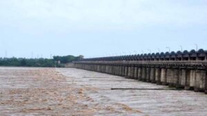 ధవళేశ్వరం వద్ద పెరుగుతున్న గోదావరి నీటిమట్టం