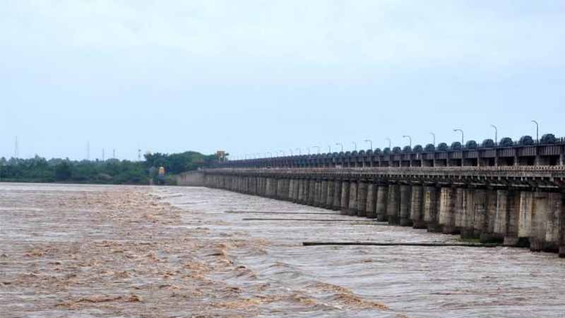 Godavari : ధవళేశ్వరం వద్ద పెరుగుతున్న గోదావరి నీటిమట్టం