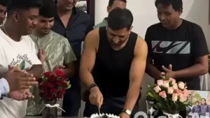 తన స్నేహితుల సమక్షంలో ధోనీ బర్త్ డే సెలెబ్రేషన్స్