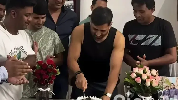 MS Dhoni: తన స్నేహితుల సమక్షంలో ధోనీ బర్త్ డే సెలెబ్రేషన్స్