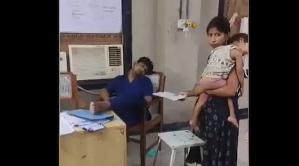 Doctor negligence: ఎమర్జెన్సీ వార్డులో వైద్యుడి మొద్దునిద్ర.. పేషెంట్ మృతి.. వీడియో వైరల్