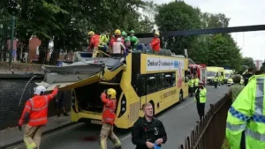 బ్రిడ్జిని ఢీకొట్టిన డబుల్ డెక్కర్ బస్సు.. 15మందికి గాయాలు