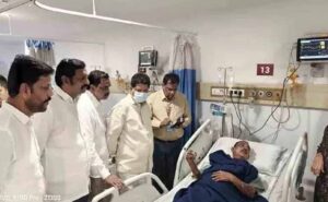 కల్తీ కల్లు తాగి 19 మందికి అస్వస్థత.. మంత్రి పరామర్శ