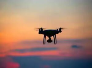 ఉత్తరప్రదేశ్‌లో డ్రోన్లను కర్రలతో తరిమే ప్రయత్నం చేసిన గ్రామస్తులు!