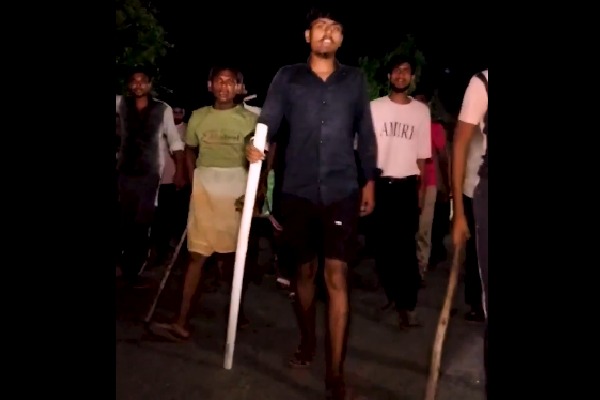 drone : ఉత్తరప్రదేశ్‌లో డ్రోన్లను కర్రలతో తరిమే ప్రయత్నం చేసిన గ్రామస్తులు!