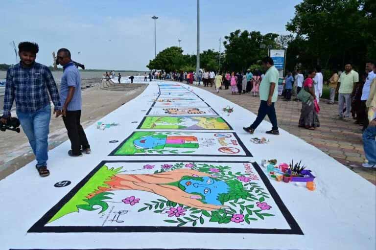 Floor Painting : కృష్ణ‌మ్మ తీరంలో కుంచెతో కోటి భావాలు