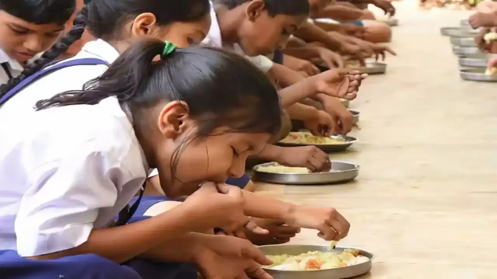 TG Welfare Schools: సంక్షేమ గురుకులాల కిచెన్ లో సీసీ కెమెరాలు.. ఫుడ్ పాయిజన్ కు చెక్