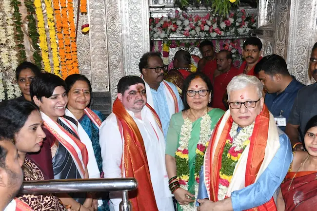 శ్రీ ఉజ్జయినీ మహంకాళి అమ్మవారి దర్శనం చేసుకున్న గవర్నర్ జిష్ణు దేవ్ వర్మ దంపతులు