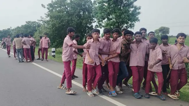 Student: ఈ పురుగుల అన్నం మాకొద్దు..