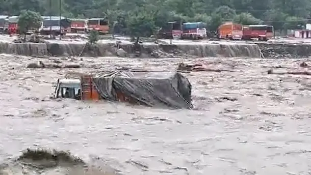 Floods: హిమాచల్‌లో జలవిలయం.. కళ్ల ముందే కూలిన డ్యామ్..