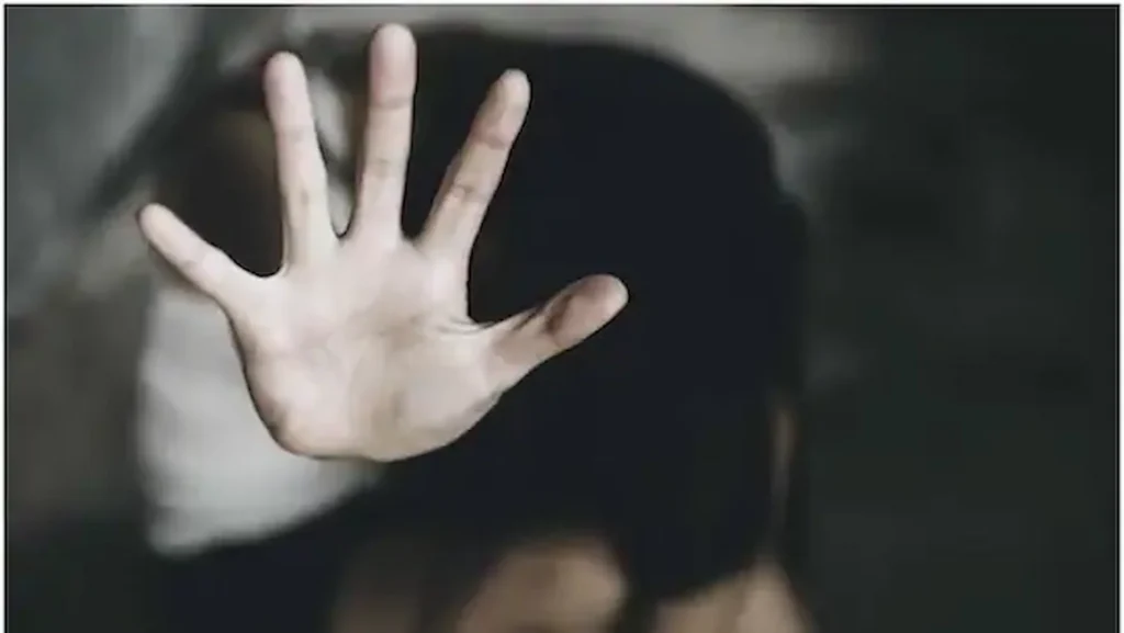 Pune: కొరియర్ బాయ్‌గా వచ్చి మహిళపై అత్యాచారం