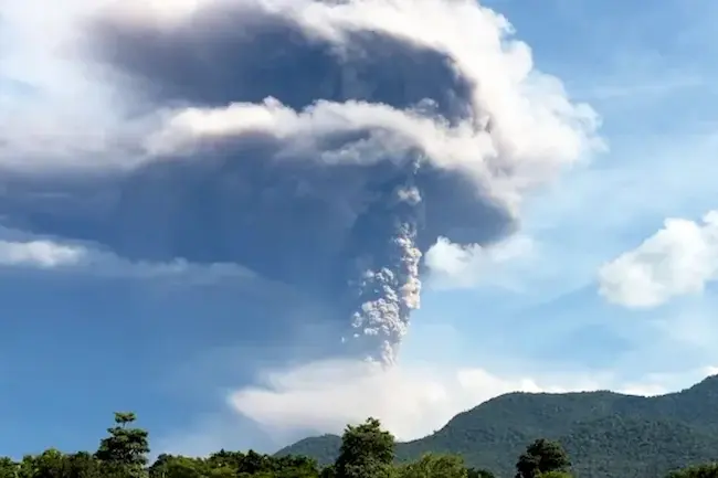 Indonesia : ఇండొనేషియాలో బద్ధలైన లకి లకి అగ్నిపర్వతం