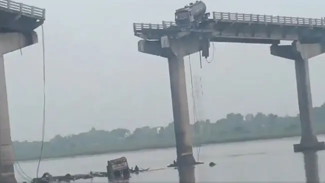 Gujarat  : గుజరాత్‌లో కూలిన భారీ వంతెన.. ముగ్గురు మృతి!
