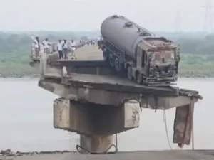 గుజరాత్‌లో కూలిన భారీ వంతెన.. తొమ్మిది మంది మృతి!