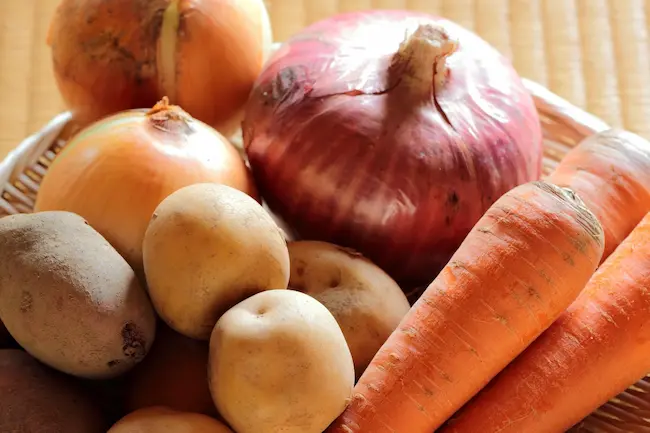 Onions: డయాబెటిస్తో బాధపడేవారు పచ్చి ఉల్లి తింటే ఏమవుతుందో తెలుసా