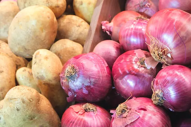 Onions: డయాబెటిస్‌తో బాధపడేవారు పచ్చి ఉల్లి తింటే ఏమవుతుందో తెలుసా