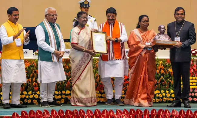 Indore : మరోసారి క్లీన్ సిటీగా ఇండోర్.. అవార్డు అందజేసిన రాష్ట్రపతి ముర్ము