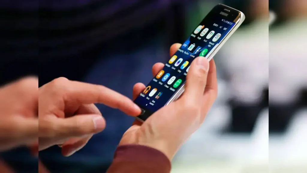 TG Cyber Security Bureau: స్మార్ట్‌ఫోన్ యూజర్స్ కి తెలంగాణ సైబర్ సెక్యూరిటీ బ్యూరో హెచ్చరిక..ఎందుకంటే?