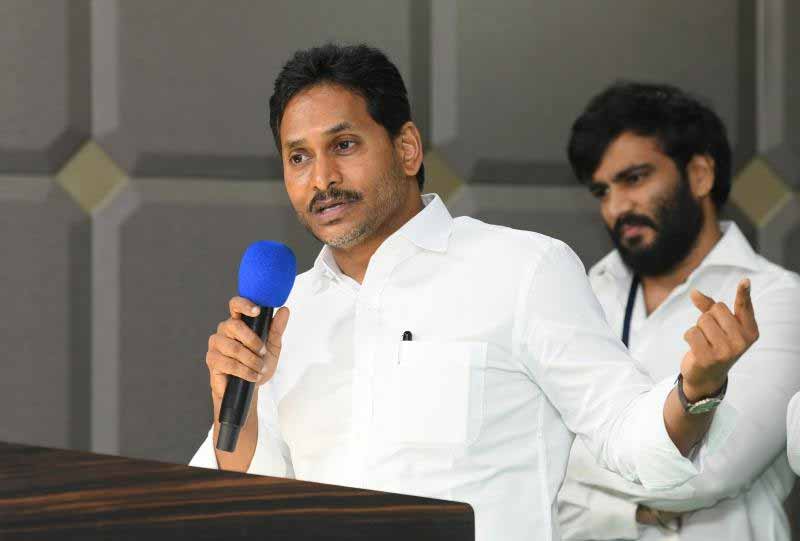 Jagan : ప్రజలకు అండగా నిలబడితేనే లీడర్ – జగన్