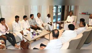 హాస్పటల్ లోనే ప్రజా సమస్యలపై కేసీఆర్ చర్చ