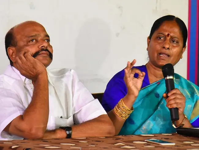 Konda Surekha: మీనాక్షి నటరాజన్‌తో కొండా దంపతుల సమావేశం